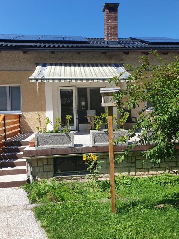 En have udenfor Fully equipped SIX BEDROOM HOUSE 15 kilometers from LAKE BLED - with a terrace, garden, playground, and parking