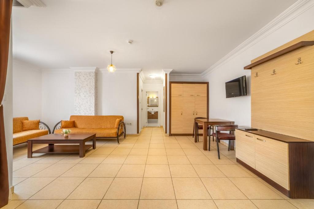 Cleopatra Ada Apart - 8