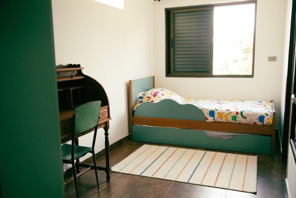 une chambre avec un lit, un bureau et une fenêtre dans l'établissement 80 m quadrados - 2 Allianz Suites, à São Paulo