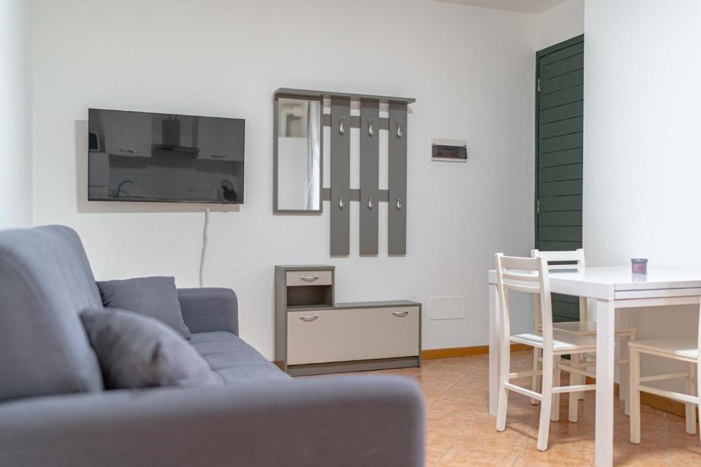un salon avec un canapé et une table dans l'établissement A Sust, à Colico
