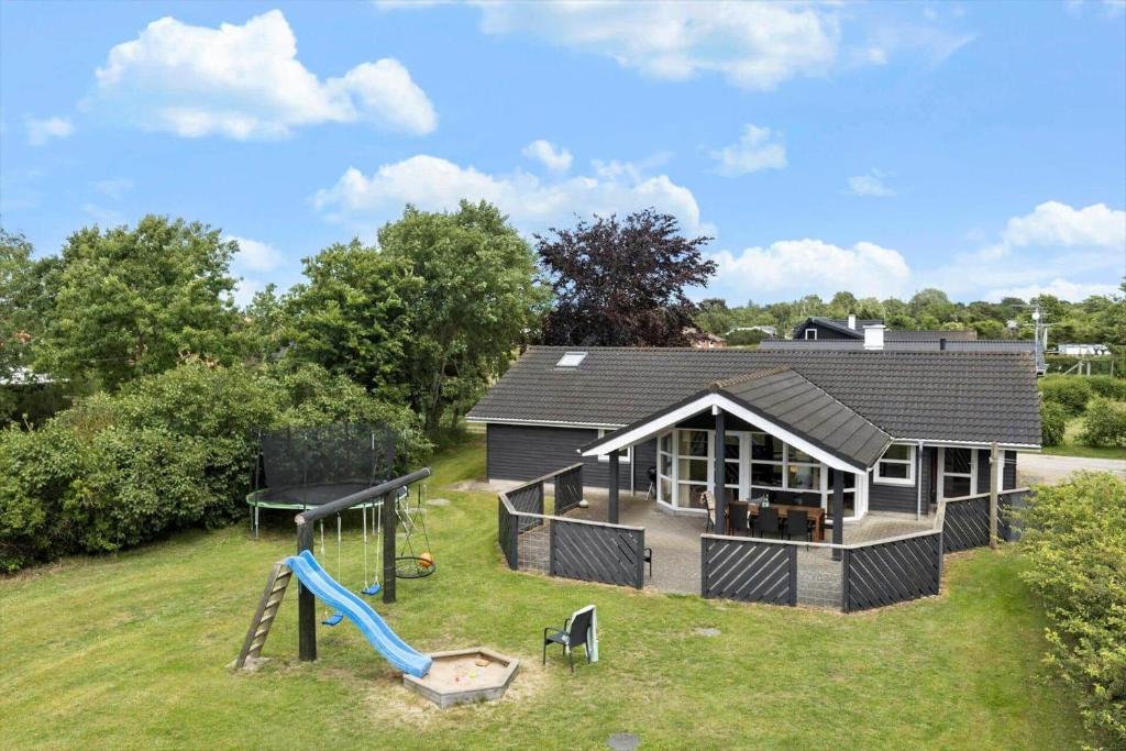 Bazén v ubytování 8840-Glesborg-Strandskadevej-12-a nebo v jeho okolí