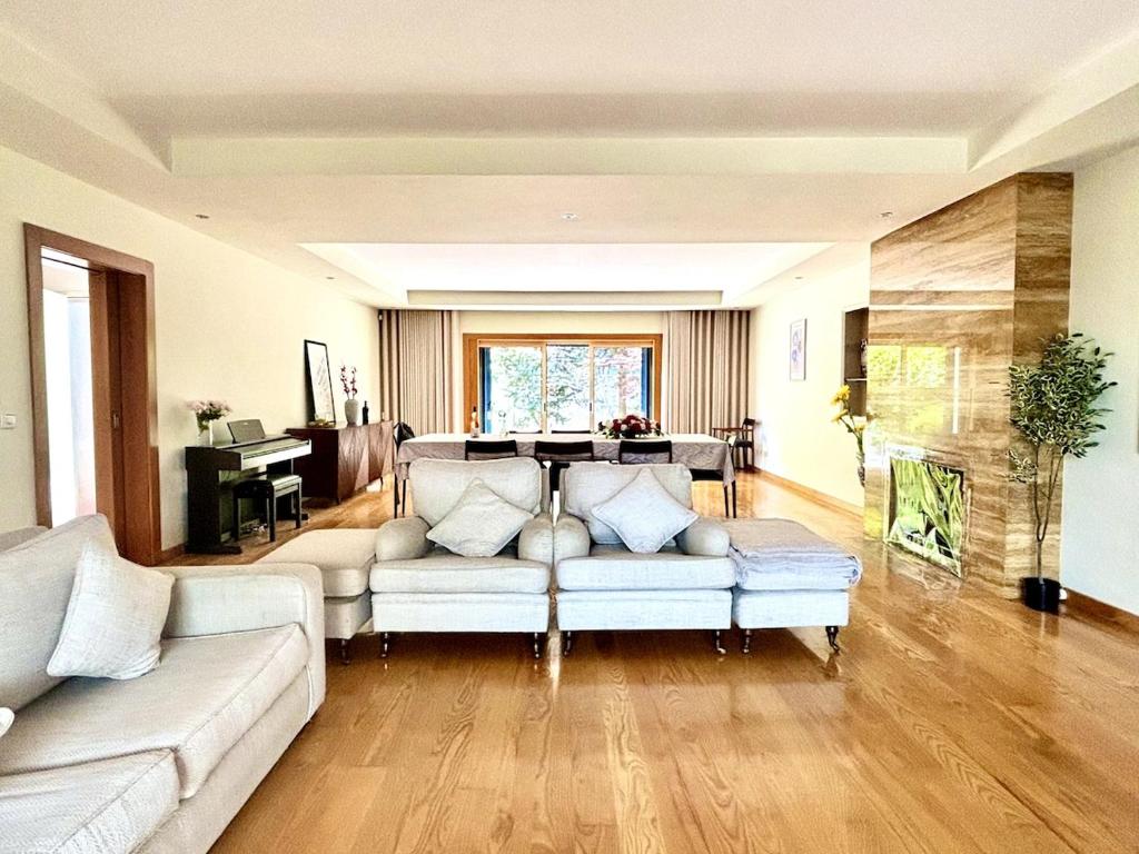 un soggiorno con divano e pianoforte di 5 Rooms Party Villa, 10 mins to Beach a Porto