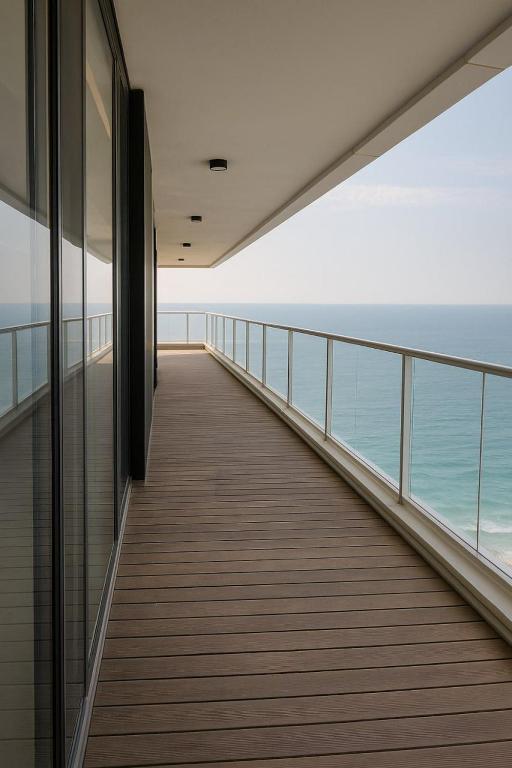 Un balcón de un edificio con vista al mar. en Penthouse Yacht, en Netanya