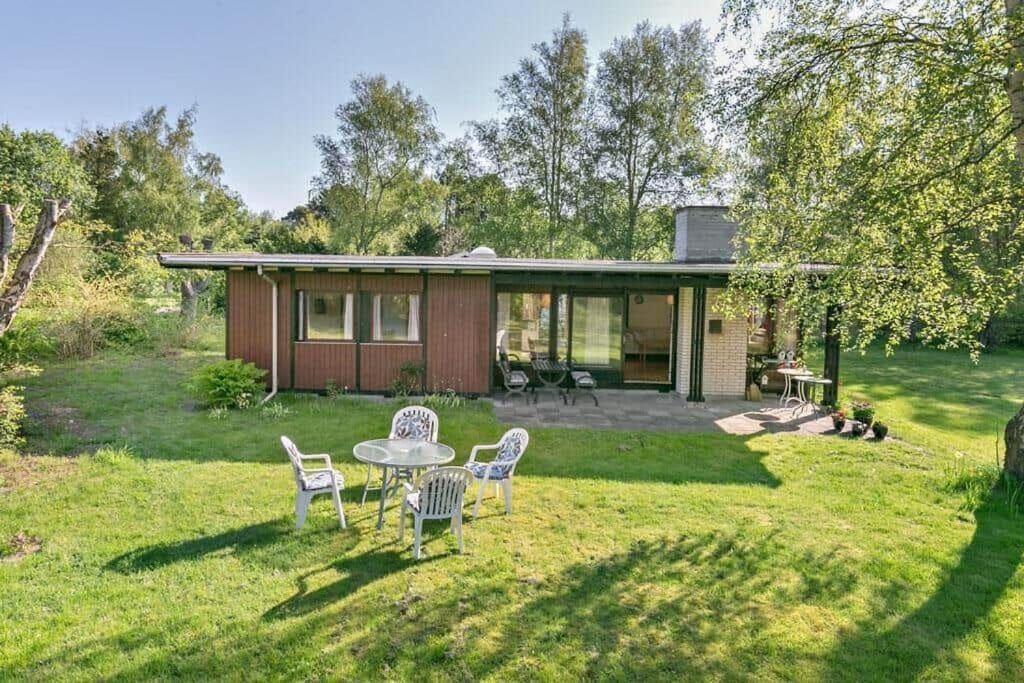 una casa con tavolo e sedie nel cortile di 1007-N-Hundested-Humlehaven-5 a Hundested