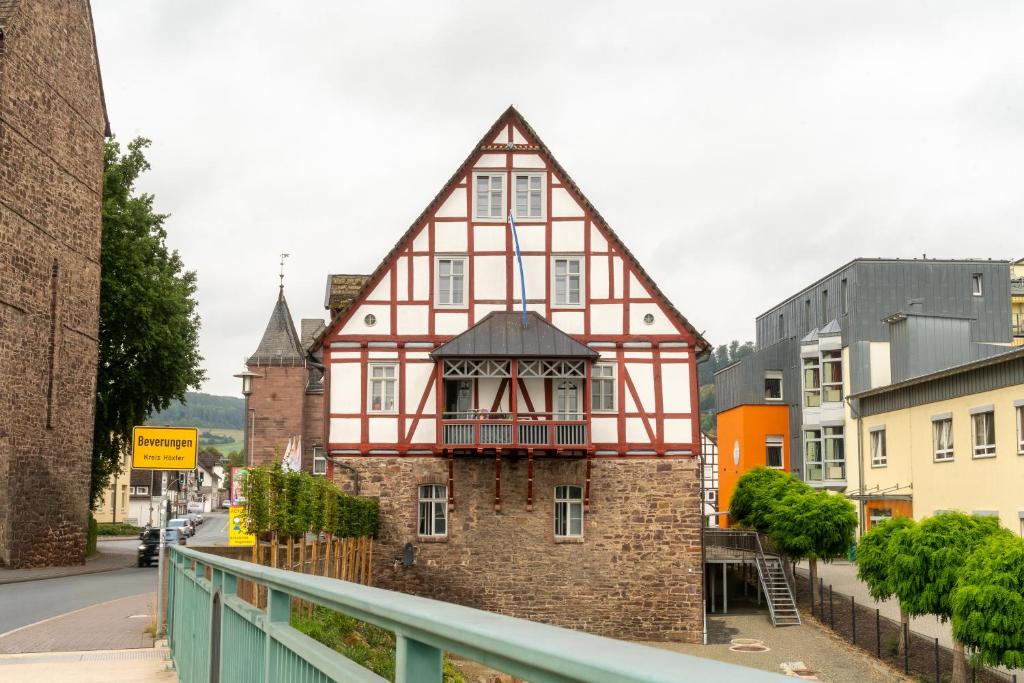 an old building on the side of a street at Ferienwohnung im Rentmeisterhaus an der Burg in Beverungen