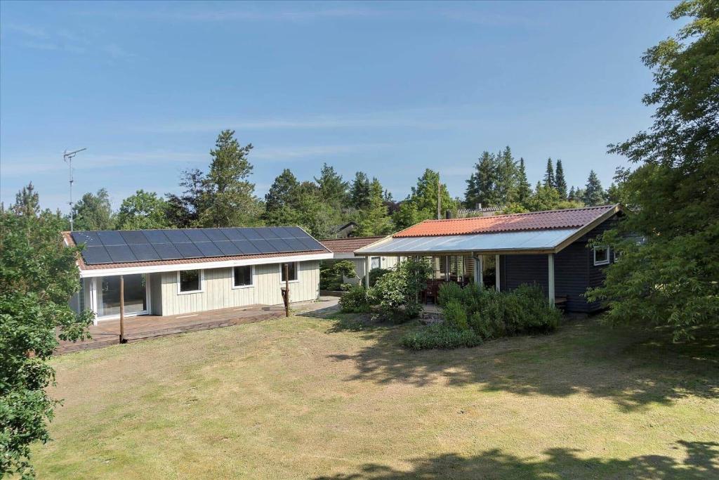 una casa con pannelli solari sul tetto di 588-N-Hundested-Krusemyntestien-5 a Hundested