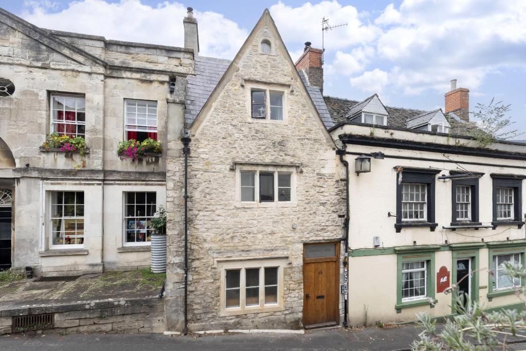 an old house in the city of oxfordshire at Charming 3-Bed Cottage in Central Stroud in Gloucestershire