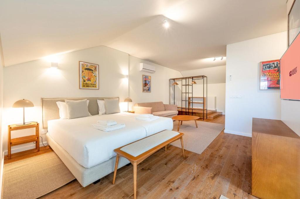 Un dormitorio con una cama y una sala de estar. en GuestReady - Elias Garcia Apartments, en Lisboa