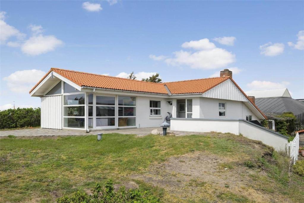 a white house with an orange roof at BL1540-Blokhus-Jens-Baerentsvej-14 in Blokhus