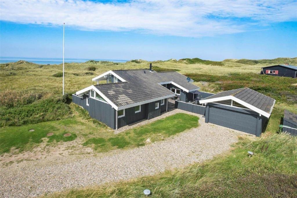 una vista aerea di una casa sulla spiaggia di BL1555-Blokhus-Egebaeksvej-17 a Blokhus