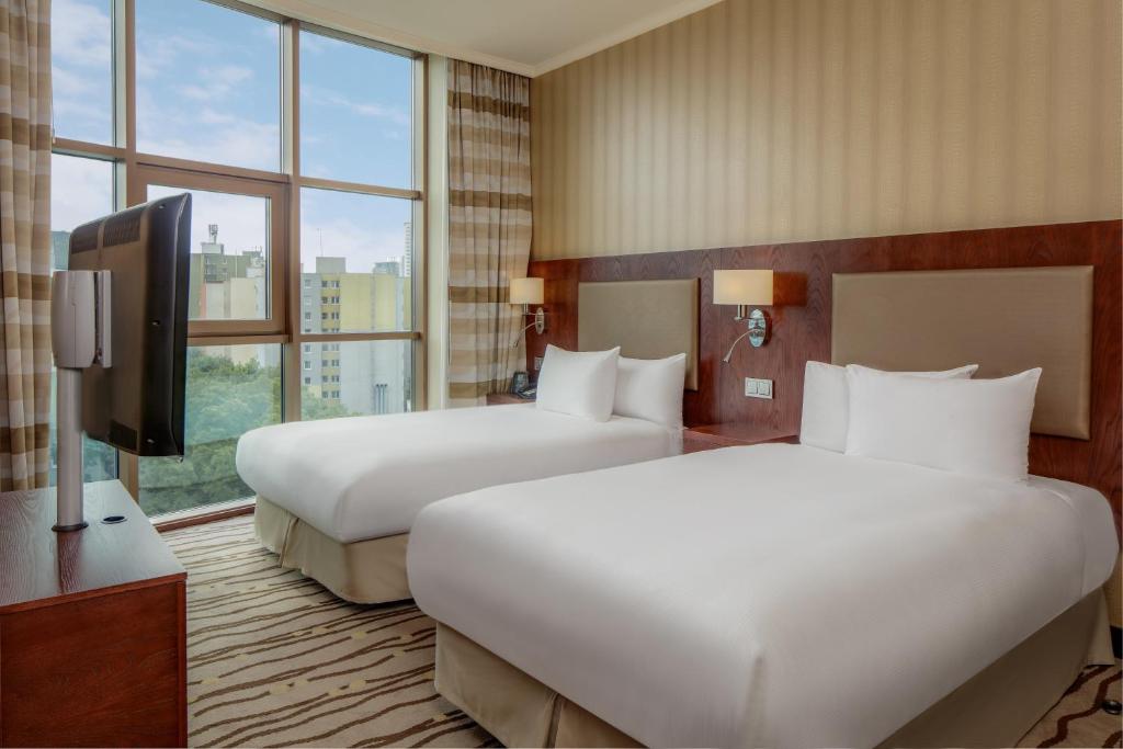 Una cama o camas en una habitación de DoubleTree by Hilton Bratislava