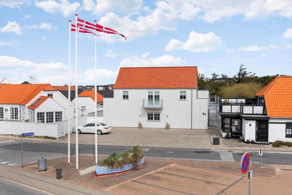 a flag on a pole in a parking lot at BL1520-Blokhus-Klitgaardsvej-3-B in Blokhus