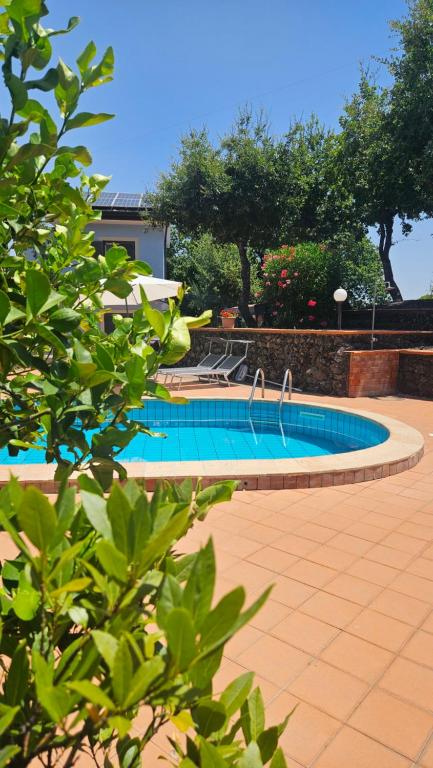 une piscine avec deux robinets dessus dans l'établissement Villa MELANY Casa Vacanza, à Piedimonte Etneo
