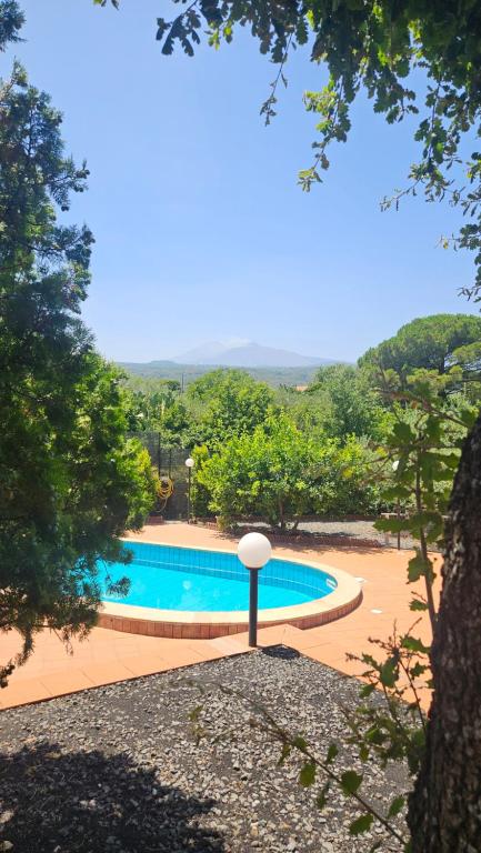 une piscine au milieu d'une cour dans l'établissement Villa MELANY Casa Vacanza, à Piedimonte Etneo