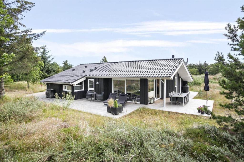 una casa in mezzo a un campo di BL377-Blokhus-Maxvej-9 a Blokhus