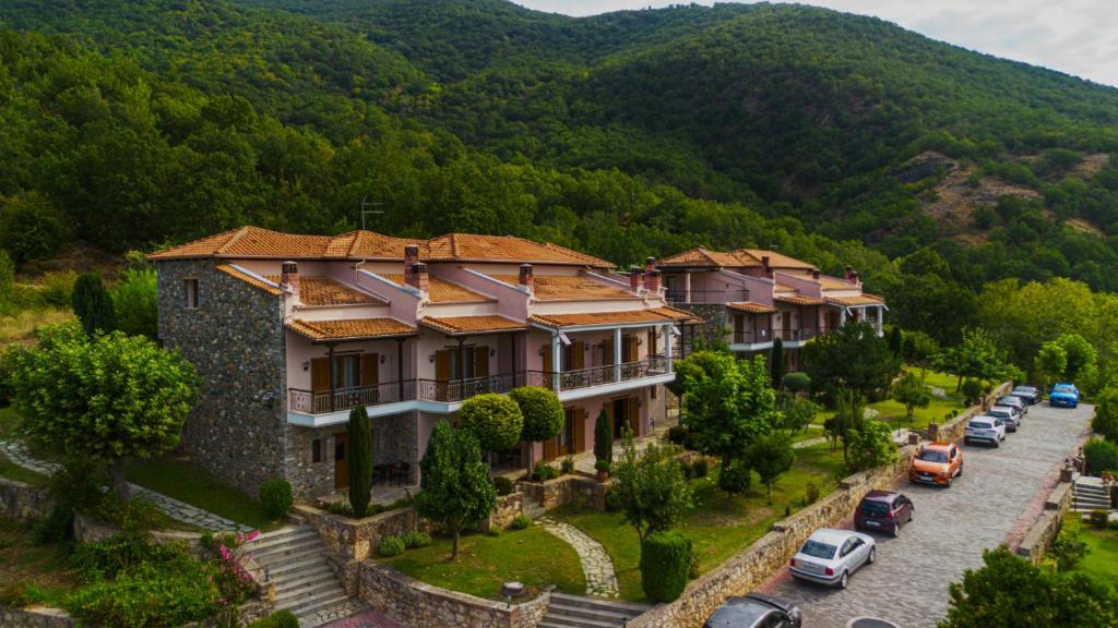 una vista aérea de una casa en una montaña en Hotel Epavlis, en Káto Poróïa