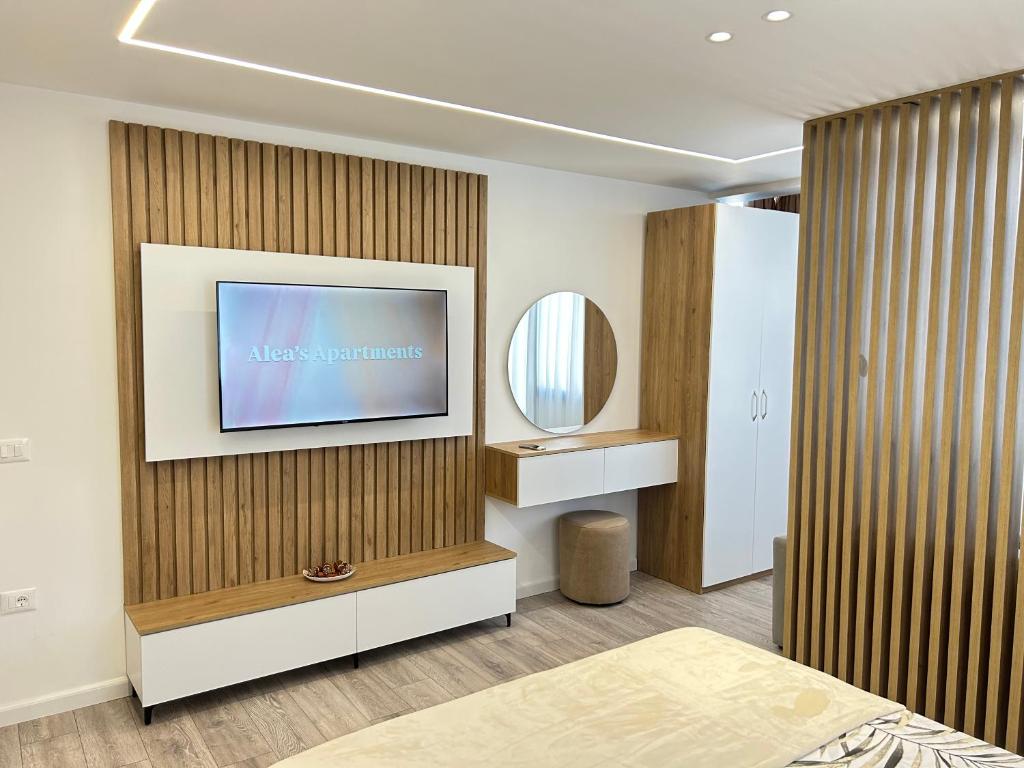 - une chambre avec une télévision murale dans l'établissement Aleas Apartments, à Durrës
