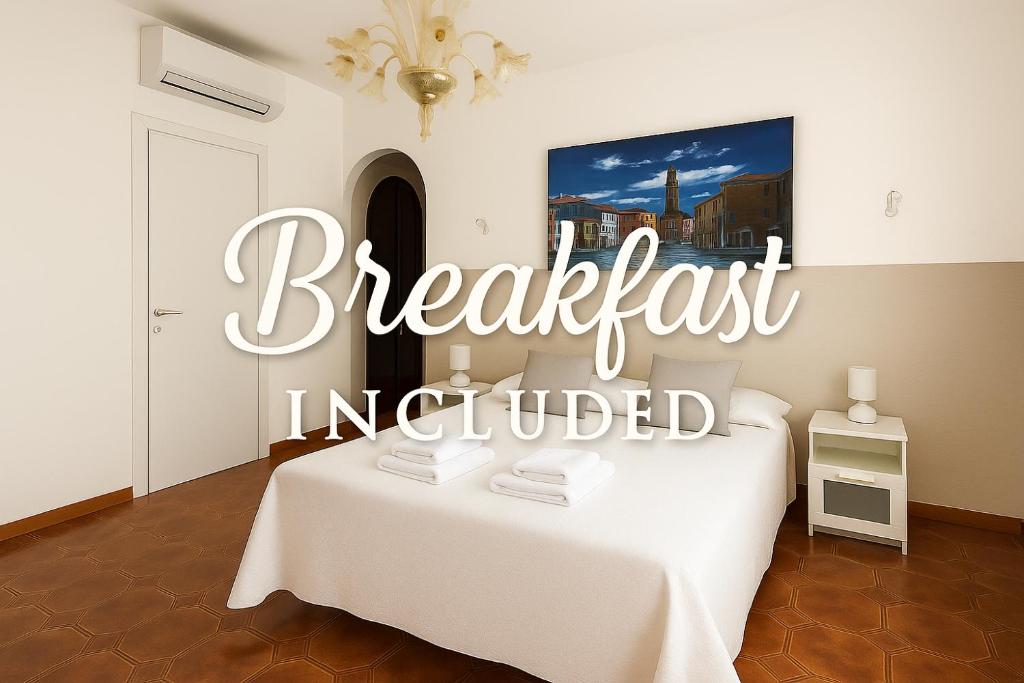 Un cartel que dice desayuno incorporado en una habitación blanca. en B&B Airport Venice Diego, en Tessera