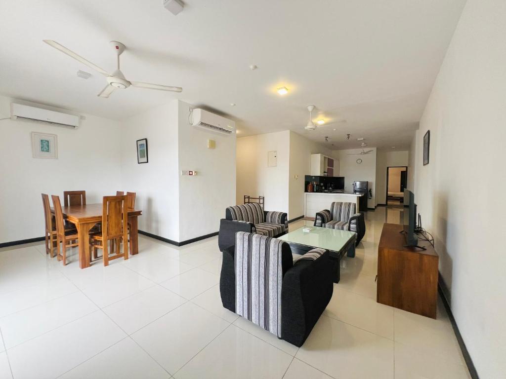 Una cocina o kitchenette en SKYLINE SUITE Luxury Penthouse at The Highness Rajagiriya