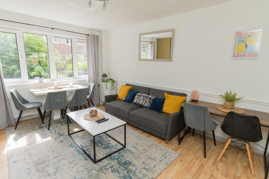 una sala de estar con un sofá y una mesa en 3 Bedroom in Central Birmingham, en Birmingham