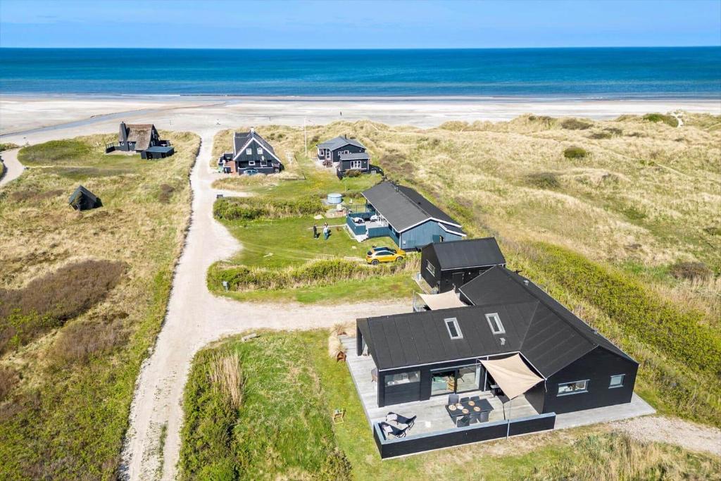 una vista aerea di una casa sulla spiaggia di BL1427-Blokhus-Ovesensvej-9 a Blokhus