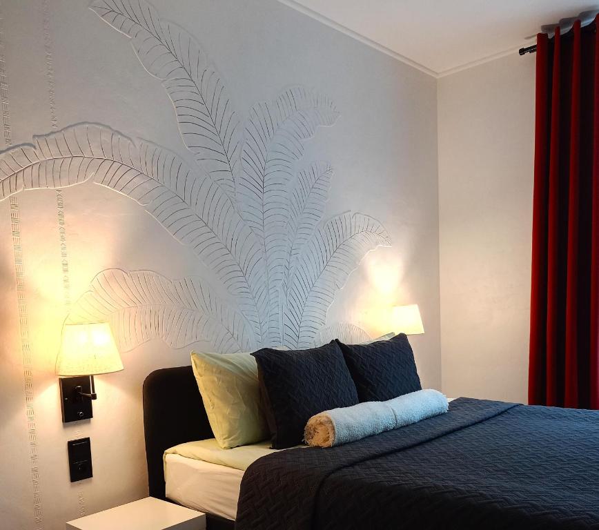 ein Schlafzimmer mit einem Bett und einem roten Vorhang in der Unterkunft Cosy apartment in the heart of Riga in Riga