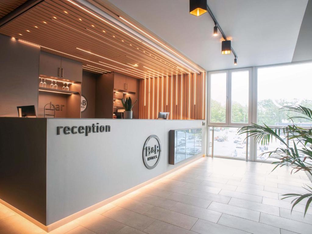 Un área de recepción en una oficina con un mostrador de recepción. en B&amp;B HOTEL Wismar, en Wismar