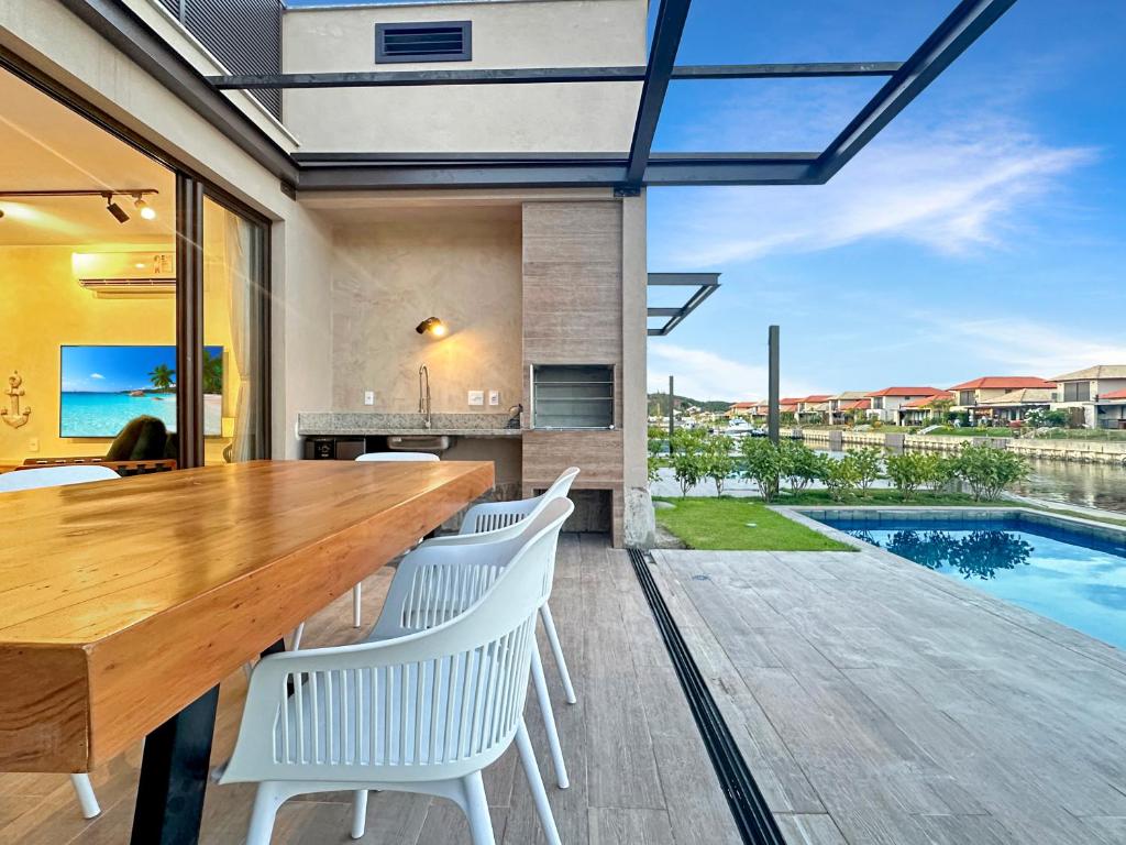 Bazén v ubytování Condomínio Clube Luxo Marina Privativa 5 Suítes nebo v jeho okolí