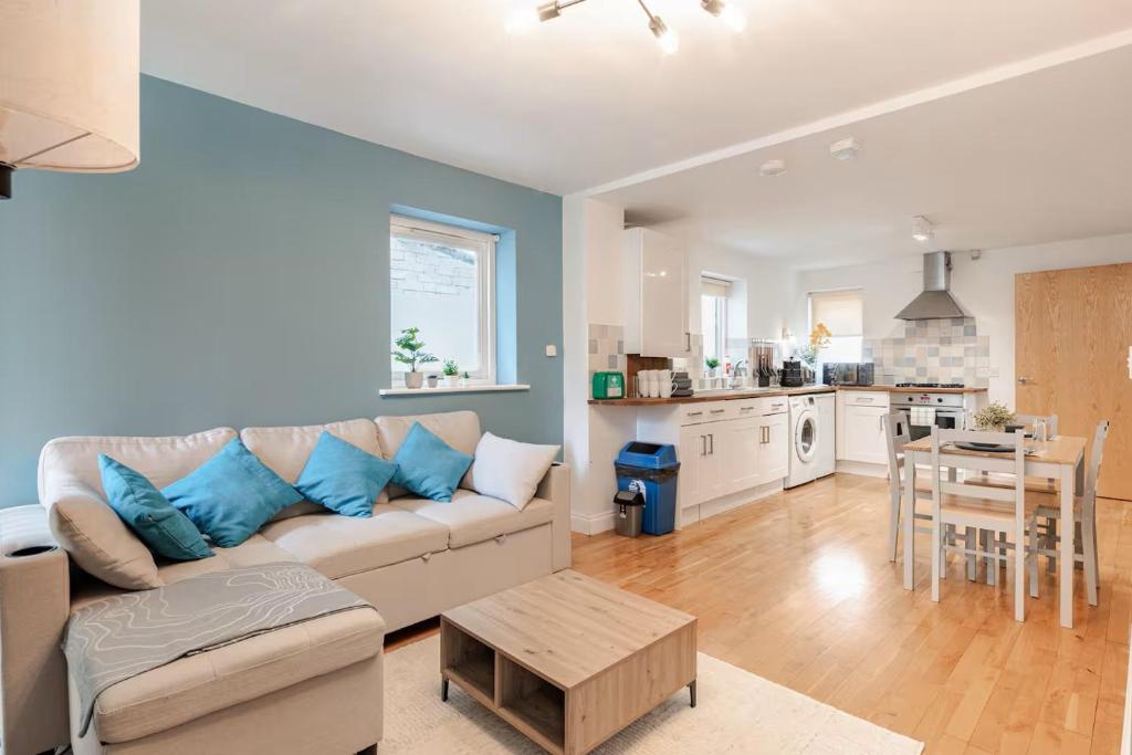 a living room with a couch and a table at Stunning 2 Bedroom Flat with Charming Patio in Cambridge