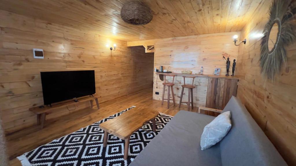 TV a/nebo společenská místnost v ubytování Seaside Eco Bungalow