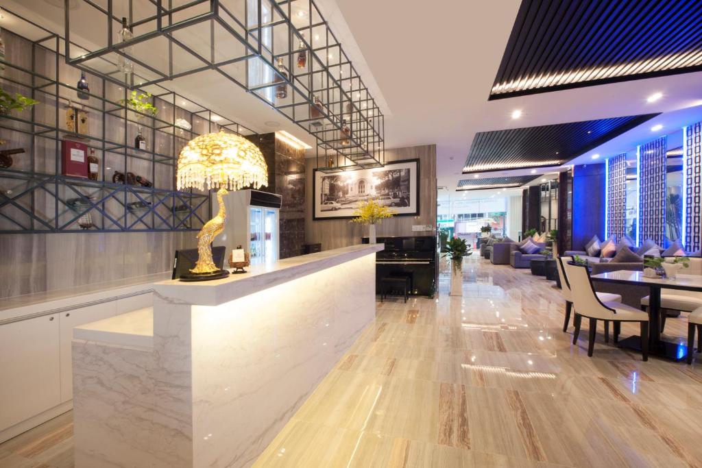 un vestíbulo de hotel con un bar y un restaurante en Sunrise Central Hotel, en Ho Chi Minh