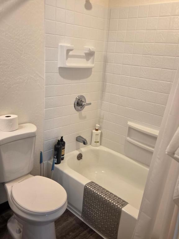 Un baño con bañera blanca y un inodoro. en Unit 205, en Green River