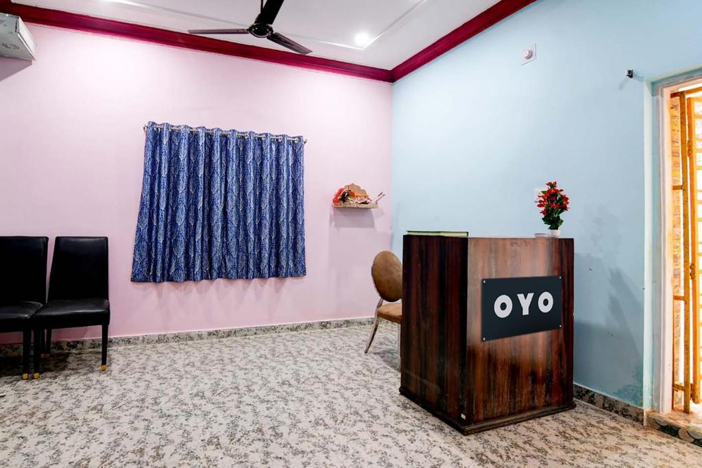 TV a/nebo společenská místnost v ubytování Hotel O AMULYA AASHIYANA