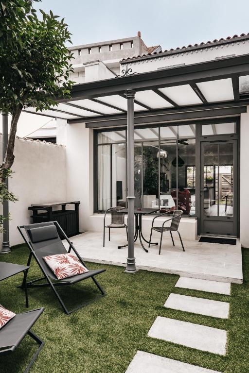 an outdoor patio with a table and a grill at 64 Sur Le Mail in La Rochelle