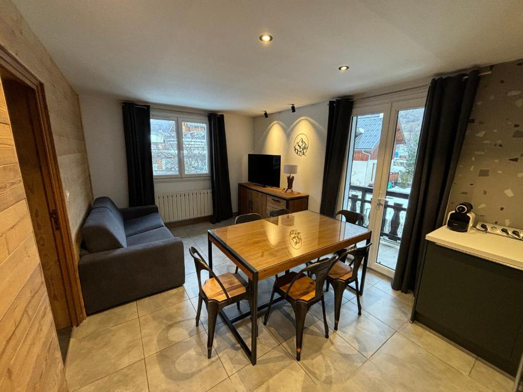 a living room with a table and a couch at 3 pièces, 2 chambres, balcon et parking, pour 6 personnes - FR-1-263-89 in Valloire