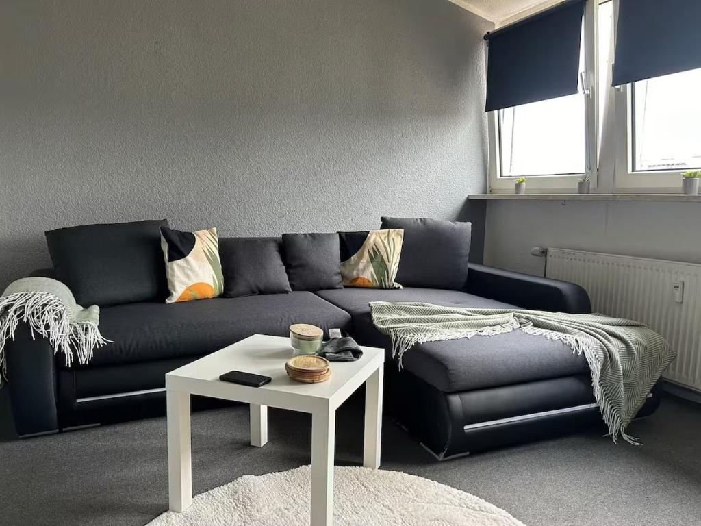 オーバーハウゼンにあるApartment Schmachtendorfのソファとコーヒーテーブルのあるリビングルーム