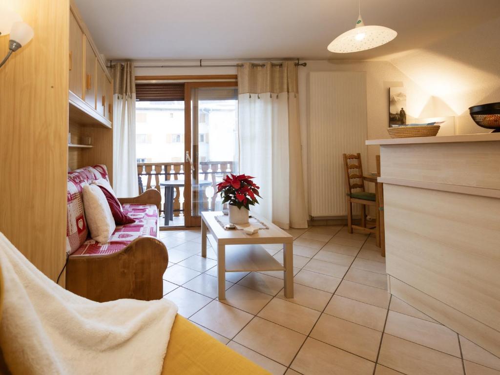 a living room with a couch and a table at Appartement 2 pièces cabine pour 6 pers, exposé Sud, à Valloire, animaux admis - FR-1-263-108 in Valloire