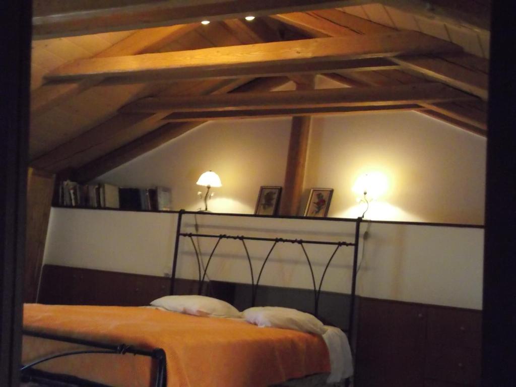 Postel nebo postele na pokoji v ubytování Sivros Stone Cottages