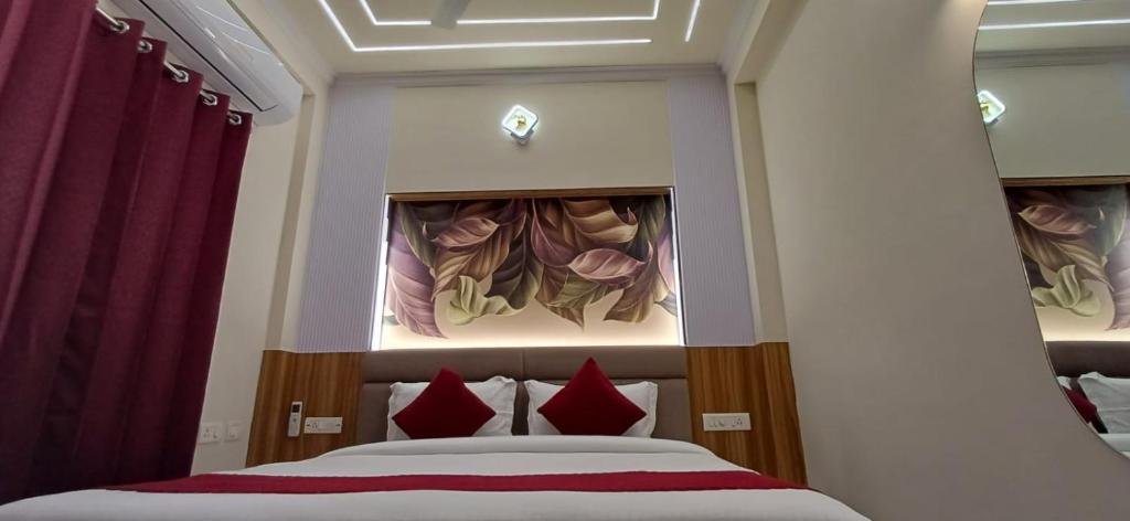 Una cama o camas en una habitación de Raghav Vilas, Luxury 2BHK Near Vishwanath Temple