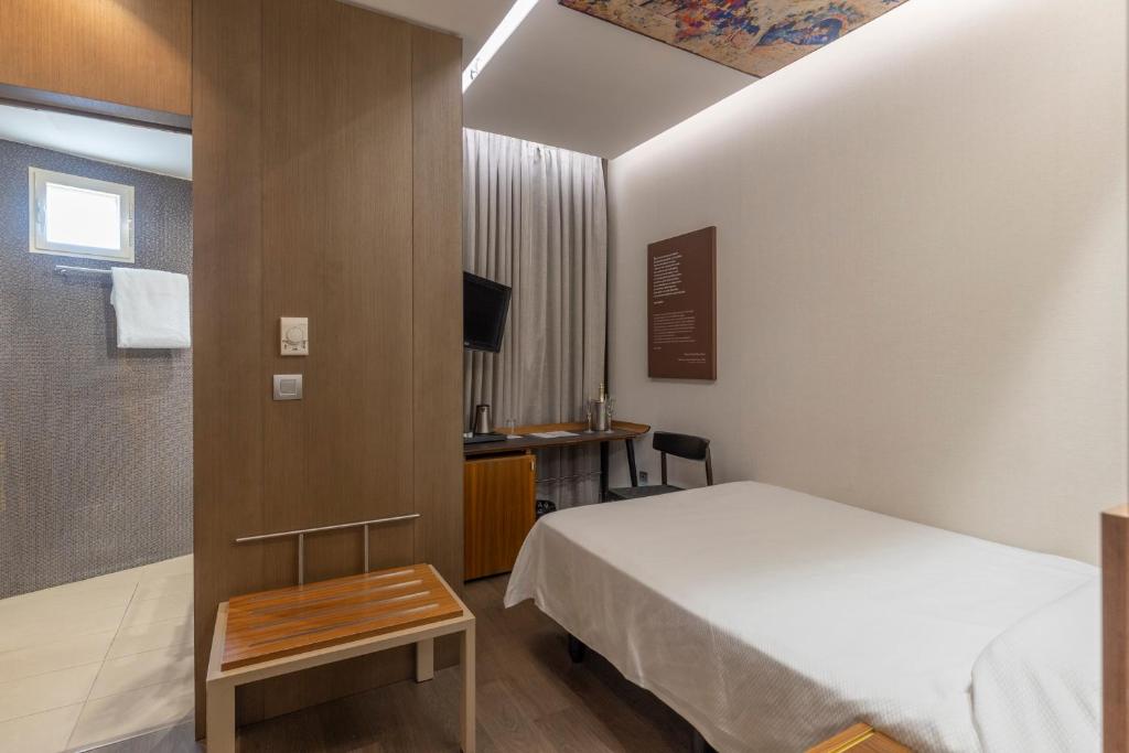 
Single Interior Room
