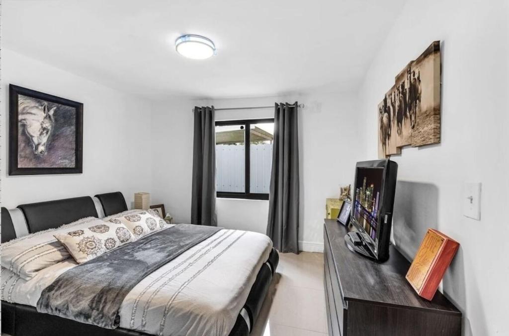 Ένα ή περισσότερα κρεβάτια σε δωμάτιο στο Vibrant Miami Living- Buena Vista Vacation Home close to beaches, Wynwood more