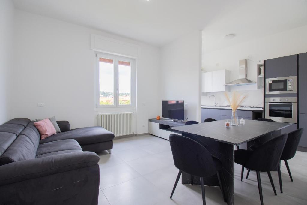 デセンツァーノ・デル・ガルダにあるvicino al lago, Casa Leonardoのソファとテーブルのあるリビングルーム