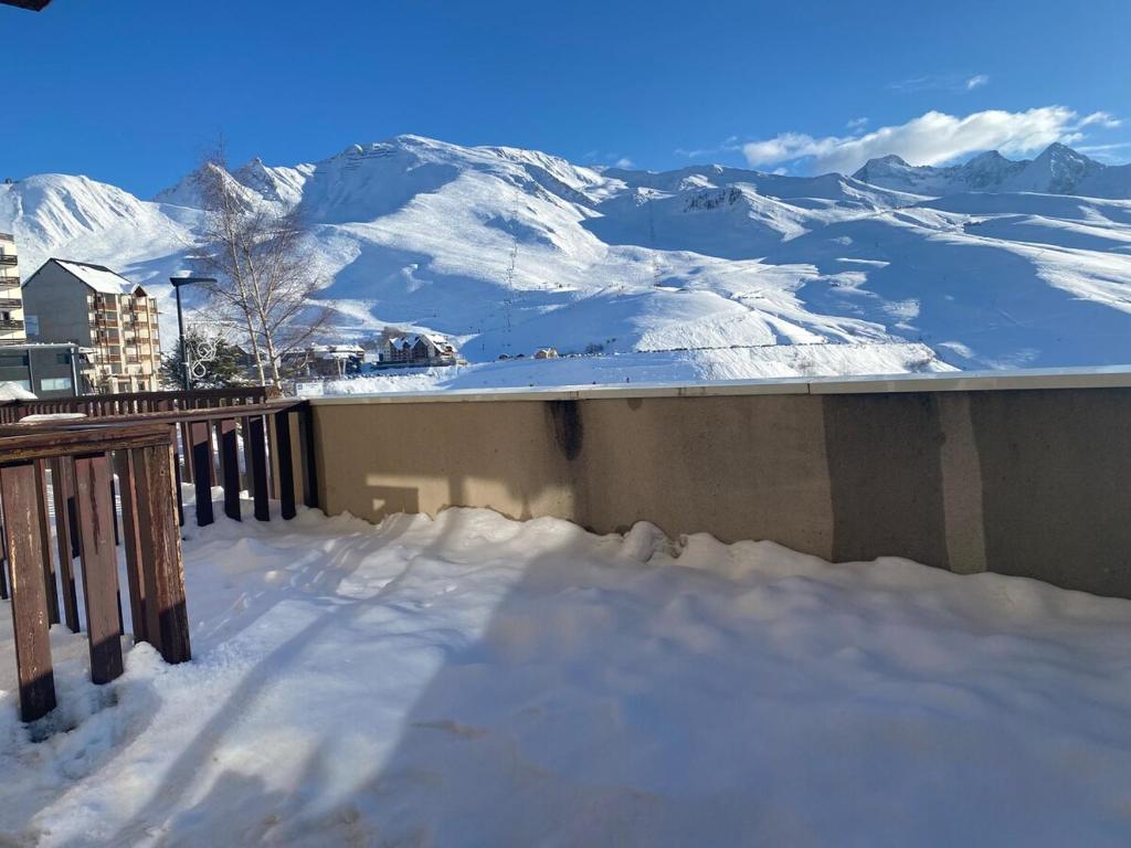 a snow covered mountain with mountains in the background at Appartement T2 vue sur Pyrénées in Germ