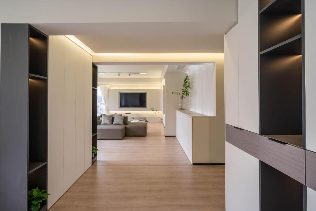 Postel nebo postele na pokoji v ubytování 500-square-meter river view luxury home with elevator access near Yu Garden