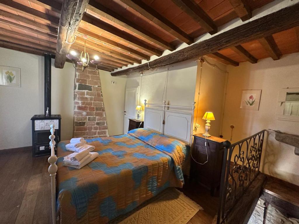 Un dormitorio con una cama con toallas. en Poggi di Belvedere, en Pieve Santo Stefano