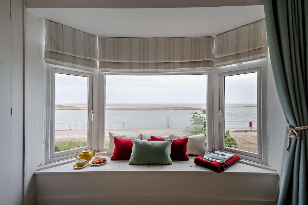 ein Fensterplatz mit Blick auf das Meer in der Unterkunft The Ferry Cottage in Walton
