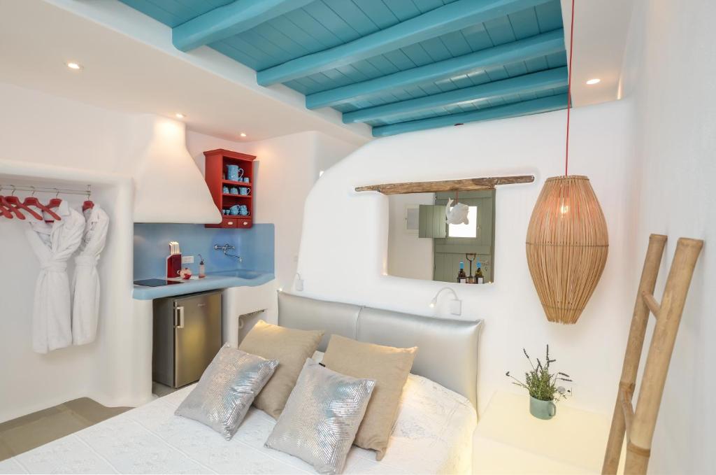 A cozinha ou kitchenette de Naxos Euphoria Suites