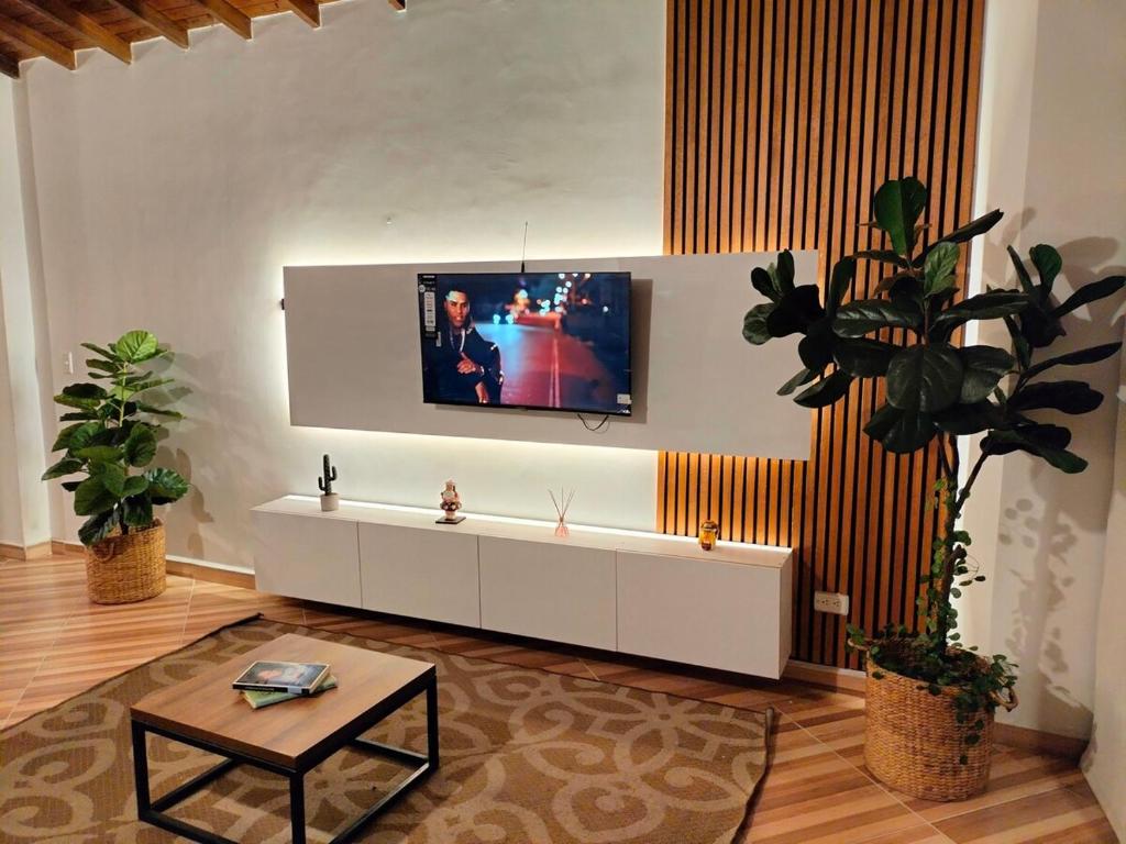 un soggiorno con una TV a parete di Ambiente natural y amplio, con vista panorámica de Medellín 501 a Medellín
