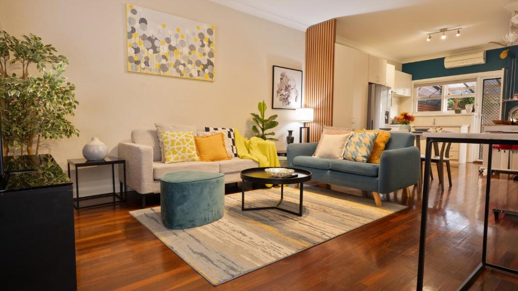 ein Wohnzimmer mit Sofa und Tisch in der Unterkunft Cozy home near Swan River-10 mins to Perth City in Perth
