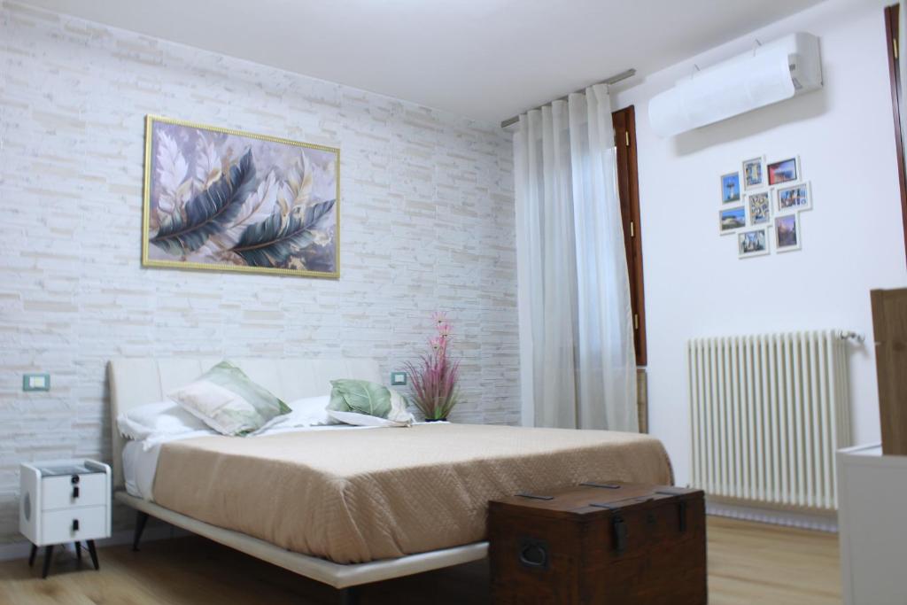 Un dormitorio con una cama y una pared de ladrillo. en Argenta Center every comfort, en Argenta